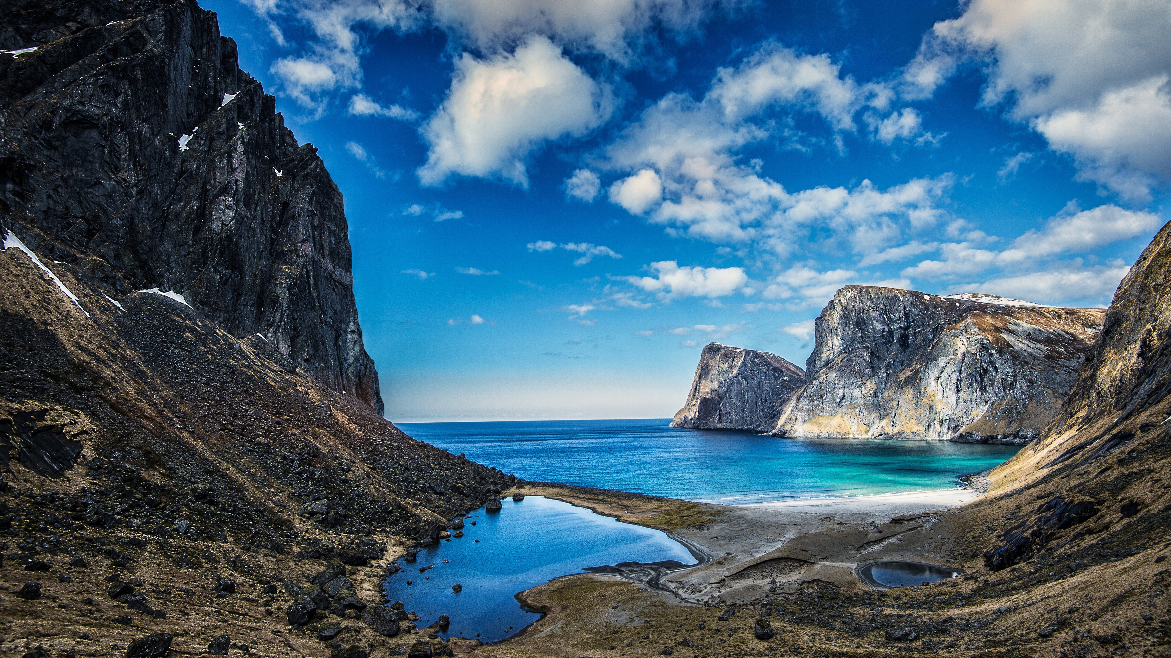 data-lemmaid="167133">挪威 /a>北部的一个群岛,整个群岛都处在北极