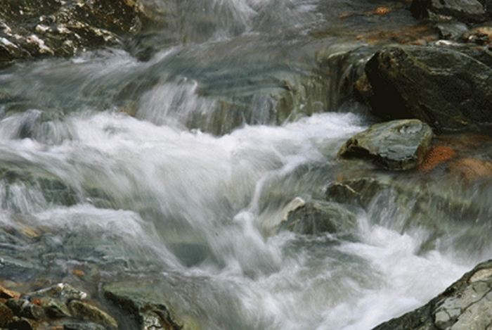 id="388">长江 /a>的支流,现代水文认为有三源:中源漾水,北源沮水,南