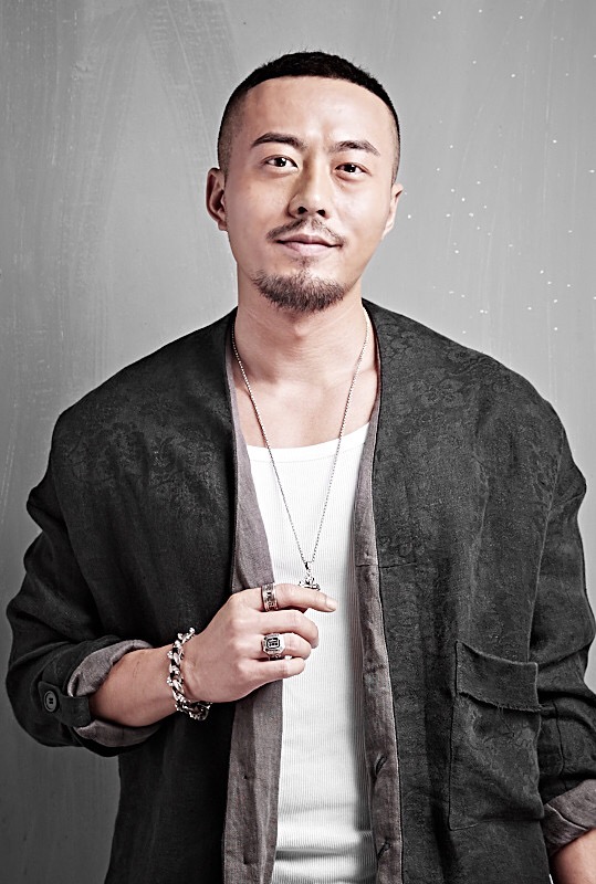 中国内地男演员,因烧脑网剧《 a target="_blank" href="/item/暗黑者