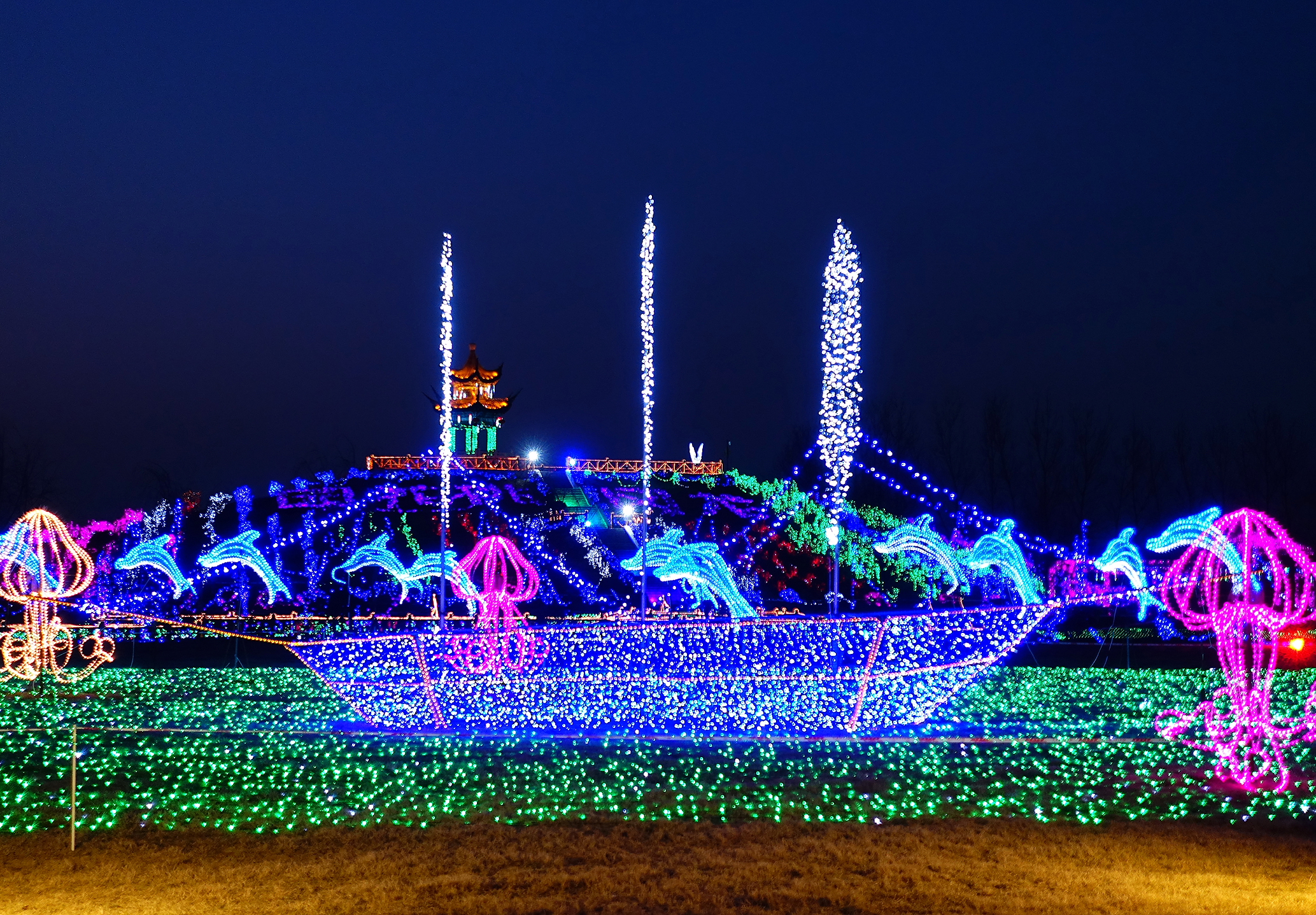  p data-id="gnxapy7ibt">卡迪欢乐世界是一座主题乐园,位于江苏省 a