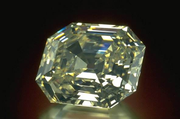  p>钻石是指经过琢磨的金刚石,金刚石是一种 a target="_blank" href=