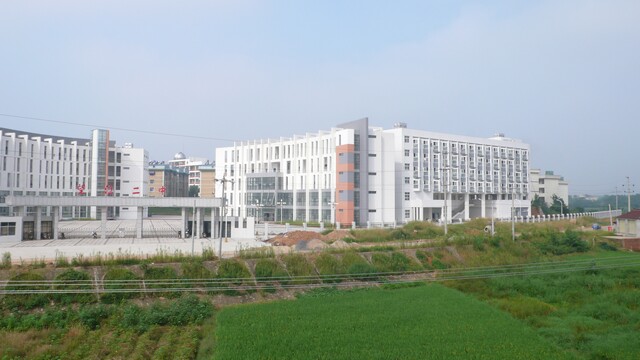 2 high school) /i>,简称望江二中,始建于1958年,1980年被确定为安庆