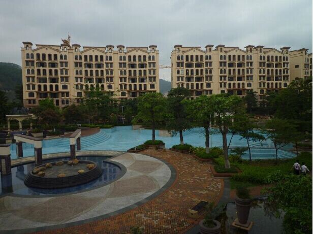 香樟绿洲占地约30万平米,地块形状呈梯形,位于樟木头新行政中心区