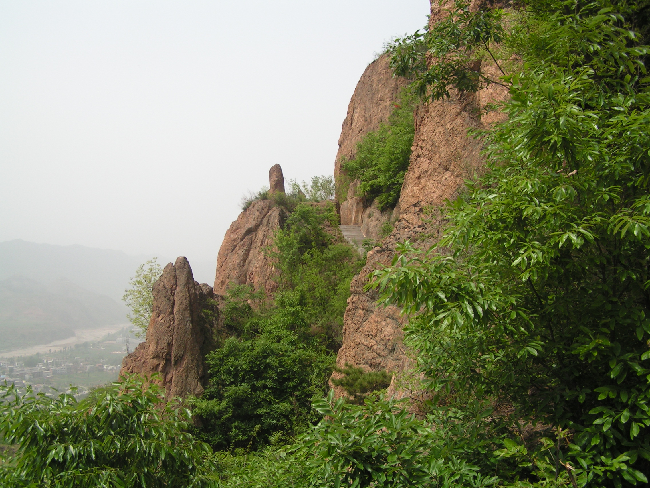  p>冠山位于平定县城西南4公里处,晋东名胜之一.