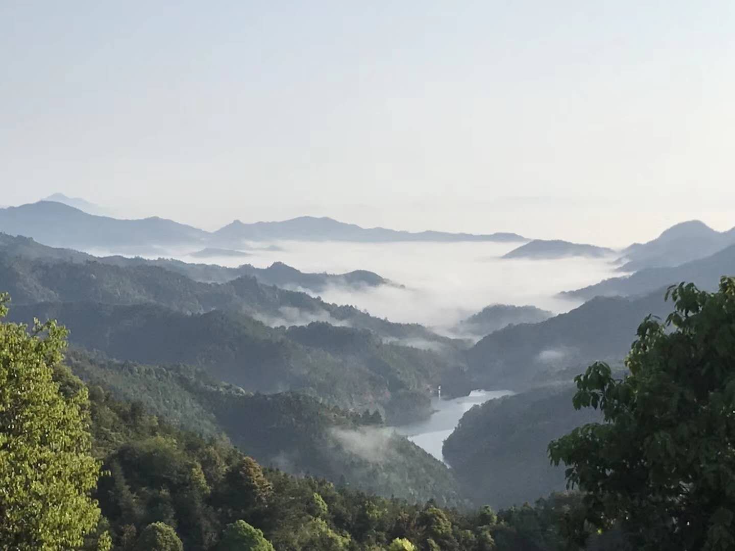 处于宁化,明溪,清流三县结合部,是泉上镇一个行政村,与泉上镇,清流