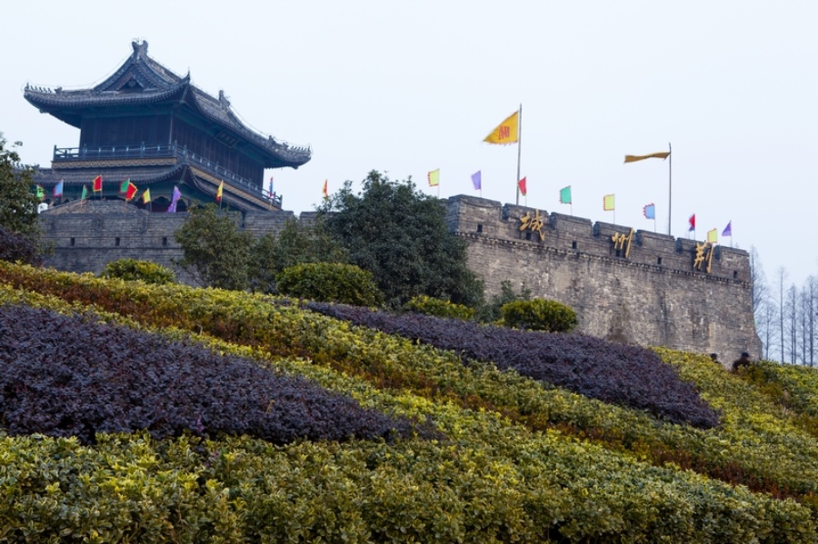  p data-id="gnwkn3j2g6">荆州城又称江陵城,是因此地在秦破郢后置