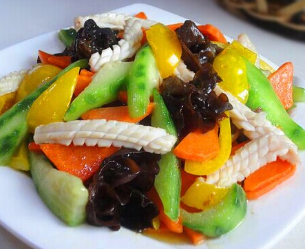 是粤菜中一道比较经典的快手小炒,营养健康,色彩鲜艳,鲜嫩爽脆,口感