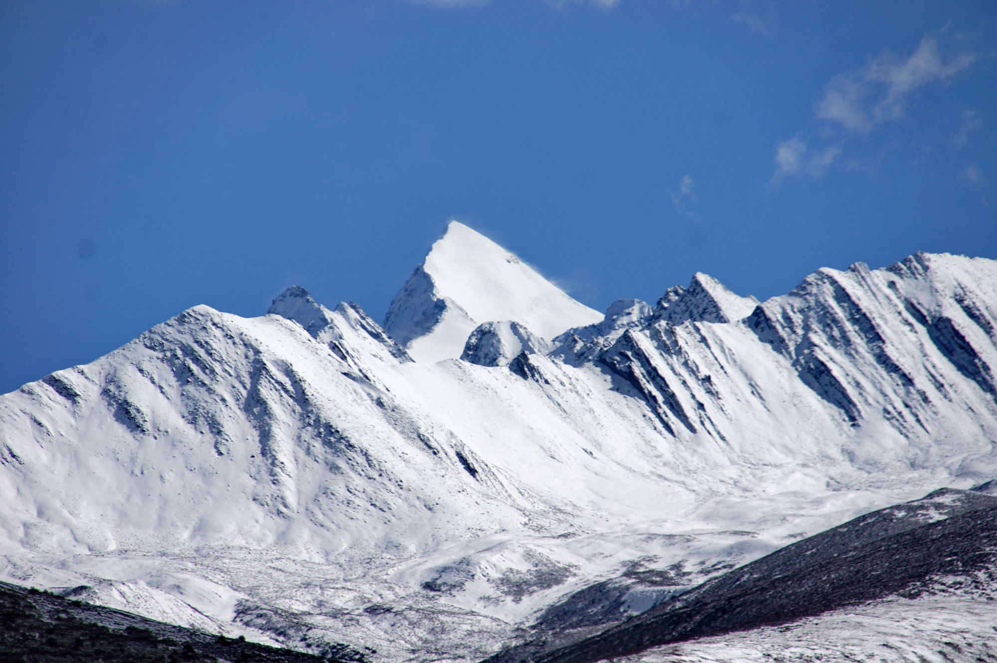 50°,雪宝顶位于松潘县境内,是岷山山脉主峰,最高海拔5588米,岷山主峰