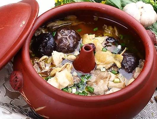  p>汽锅鸡是云南省的一道特色名菜,属于滇菜系;因该菜品用 a href="#"