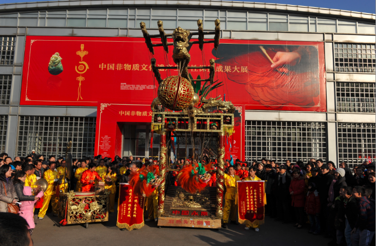 石桥头村的线狮九狮图起源于农历正月十五闹元宵节日的喜庆活动,距今