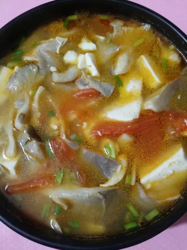 西红柿平菇豆腐汤