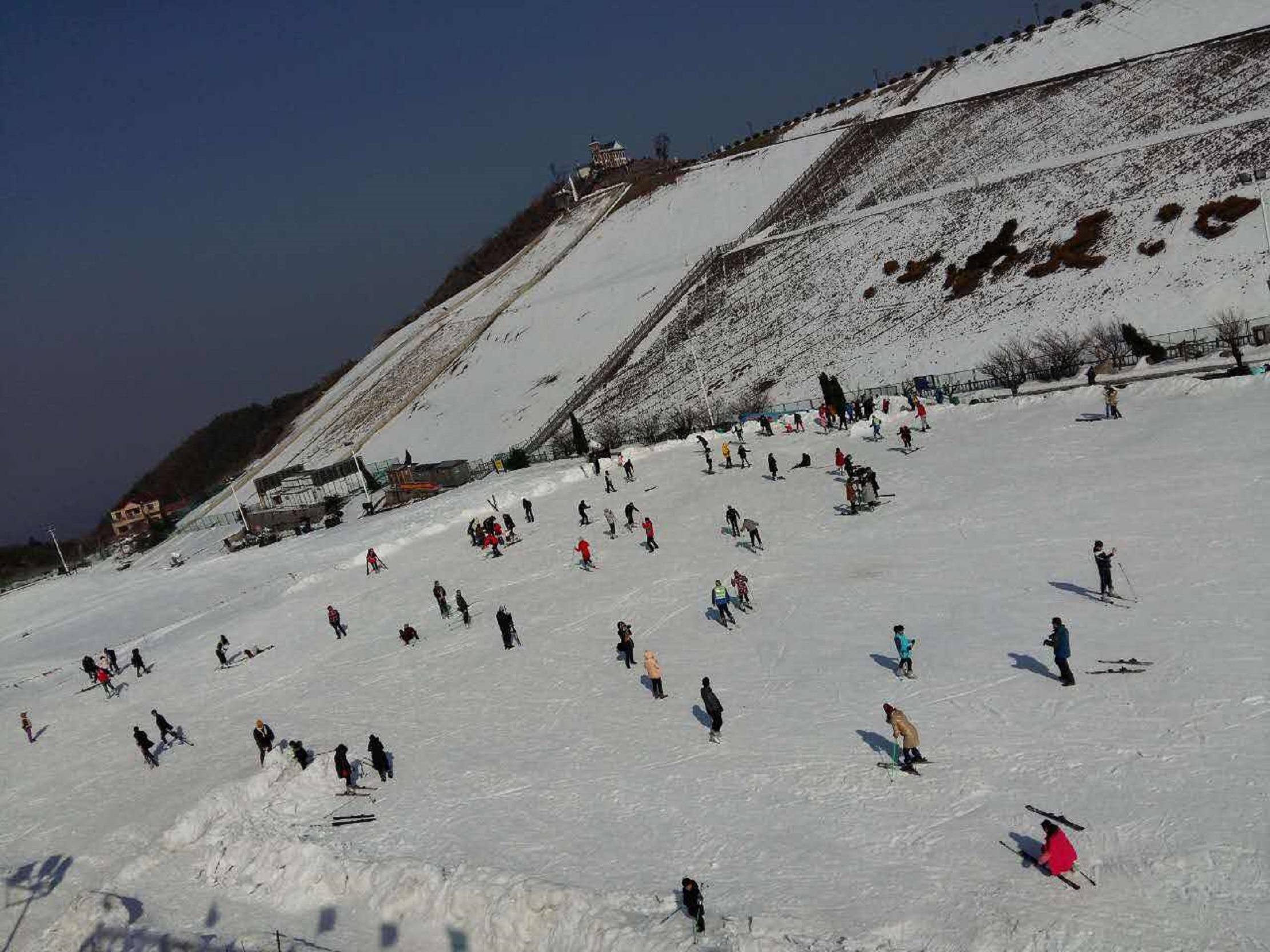  p>江南天池滑雪场座落在中国 a href="#" data-lemmaid="1848585">