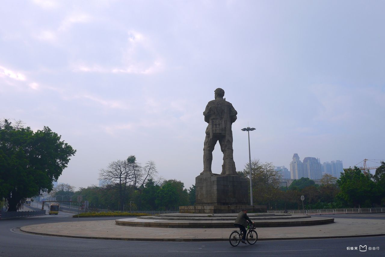href="#" data-lemmaid="3245134">海珠广场 /a>位于广州市老城区中心