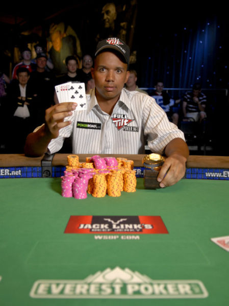  p>菲尔·艾维,来自美国,世界顶尖扑克高手,因使用的赌博技术"纹路认