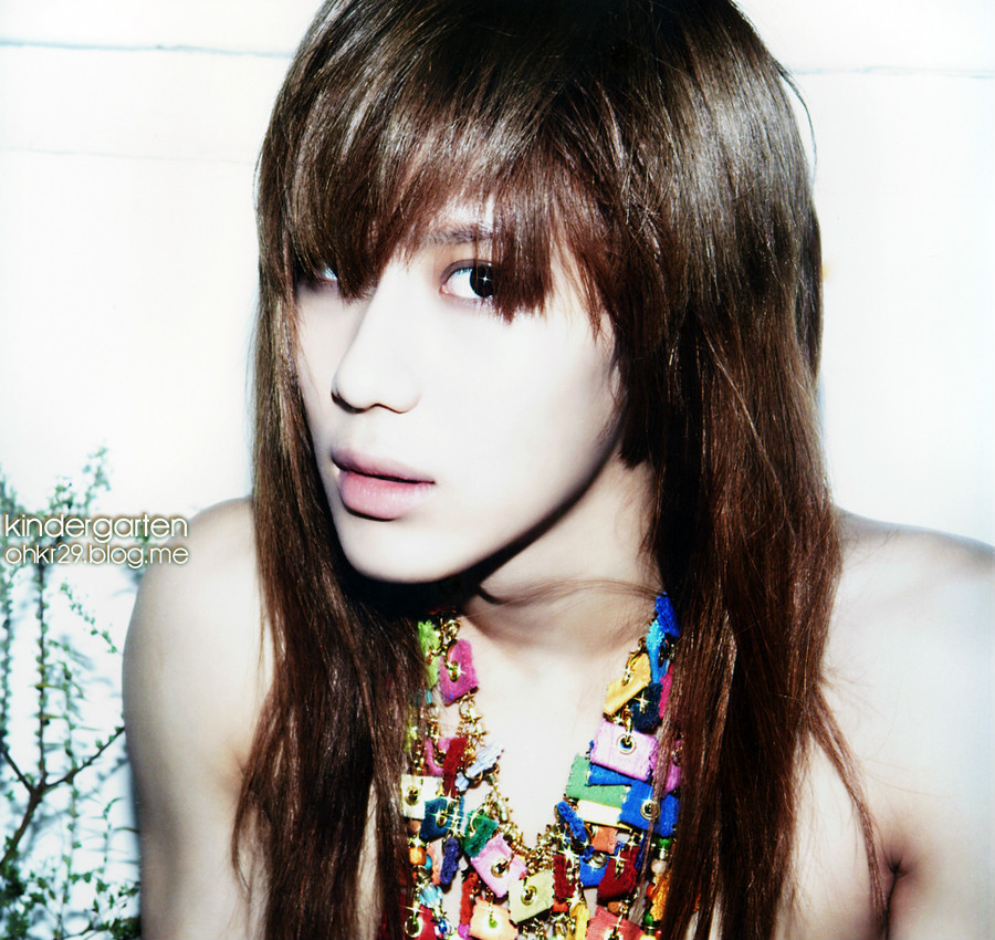 ,1993年7月18日出生于韩国首尔,韩国男歌手,演员