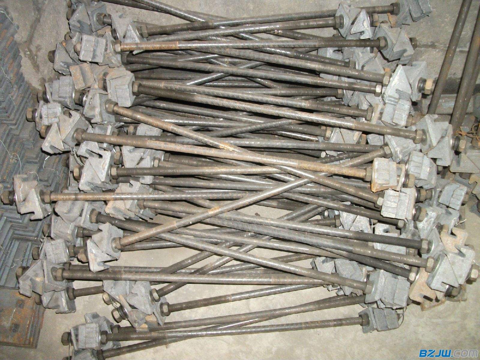 拉杆是安装在机械或建筑物上起牵引作用的杆形构件.