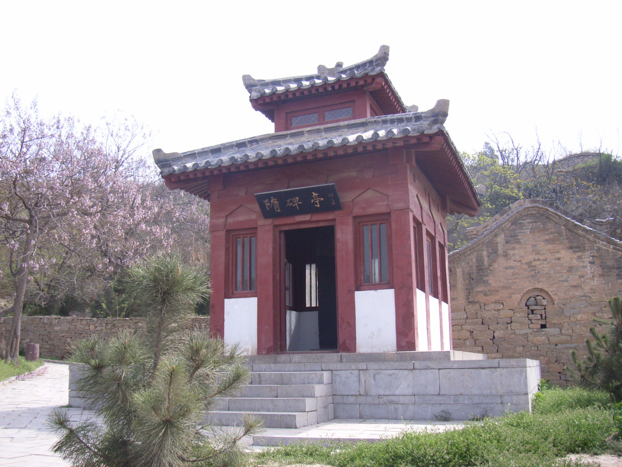  p data-id="gnzlretegw">曹植墓位于 a target="_blank" href="/item