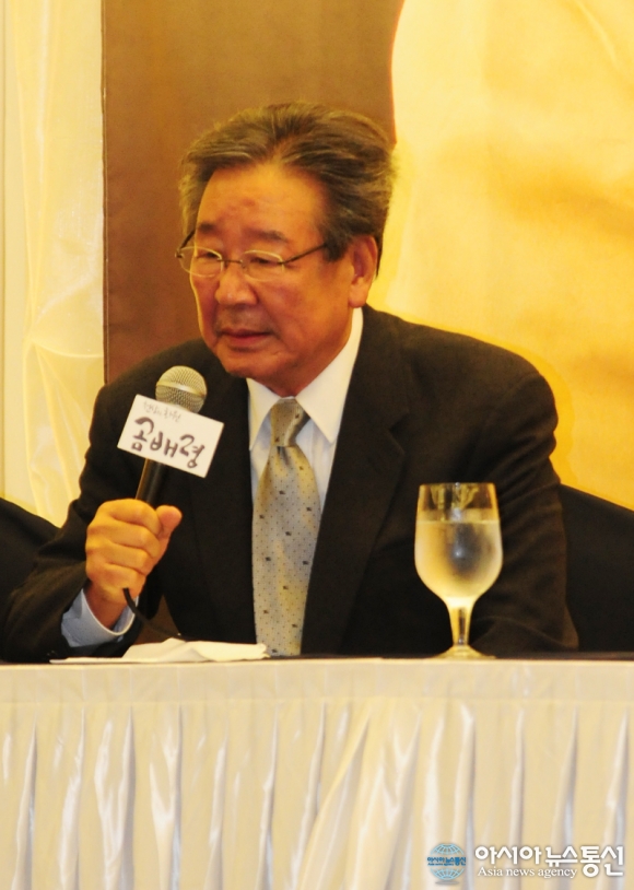  p>崔佛岩(         )本名崔英汉(         ),1940年6月15日出生.