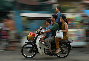  p>摇拍是一种慢镜头的摄影技巧,通过使镜头与目标景物几乎同速的跟踪