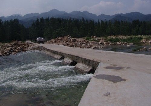  p data-id="gnwoaomtia">漫水桥是建在河流上面简易的普通桥,水位