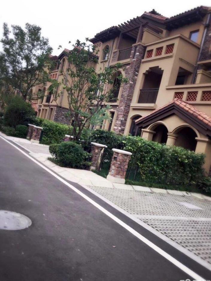  p>世茂云湖位于成都市简阳简阳,由简阳世茂房地产开发有限公司建成