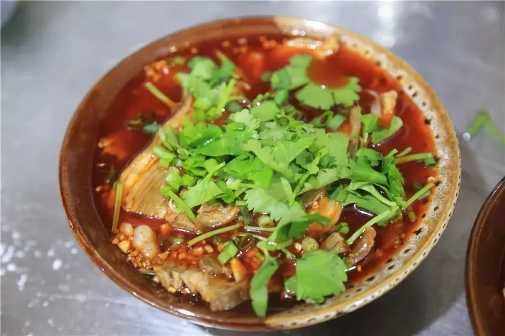  p>碗碗羊肉是发源于重庆武隆羊角镇的传统名小吃.