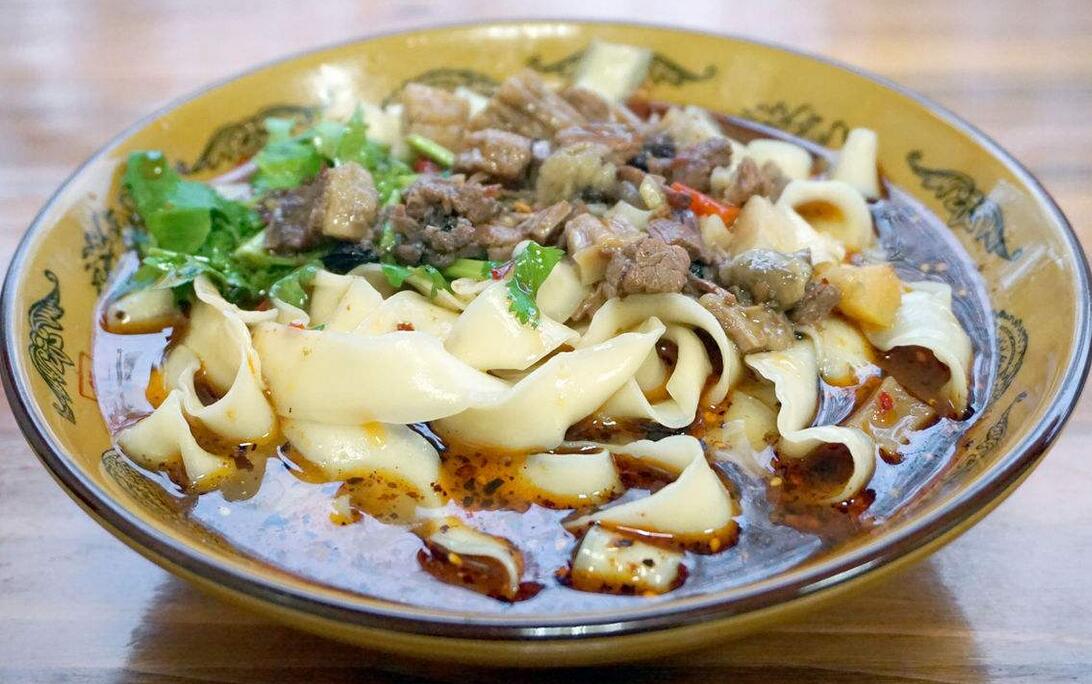  p>刀削面(外文名: b>daoxiao noodles /b>),别称"驸马面",是 a