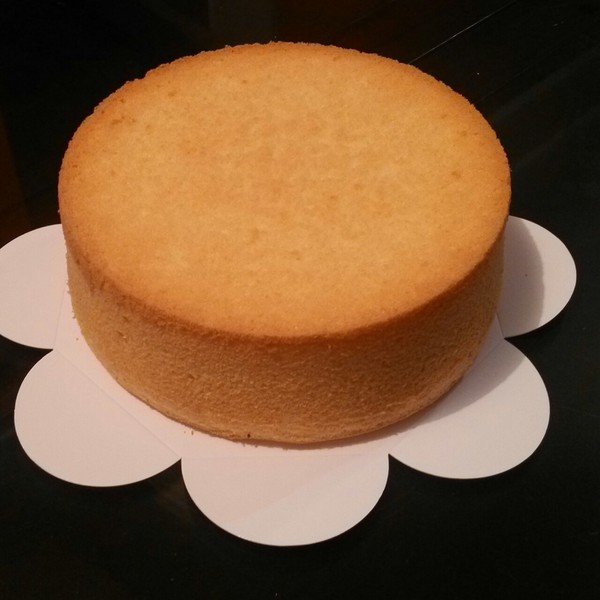  p data-id="gnwo4dqjdo">戚风蛋糕组织膨松,水分含量高,味道清淡不腻