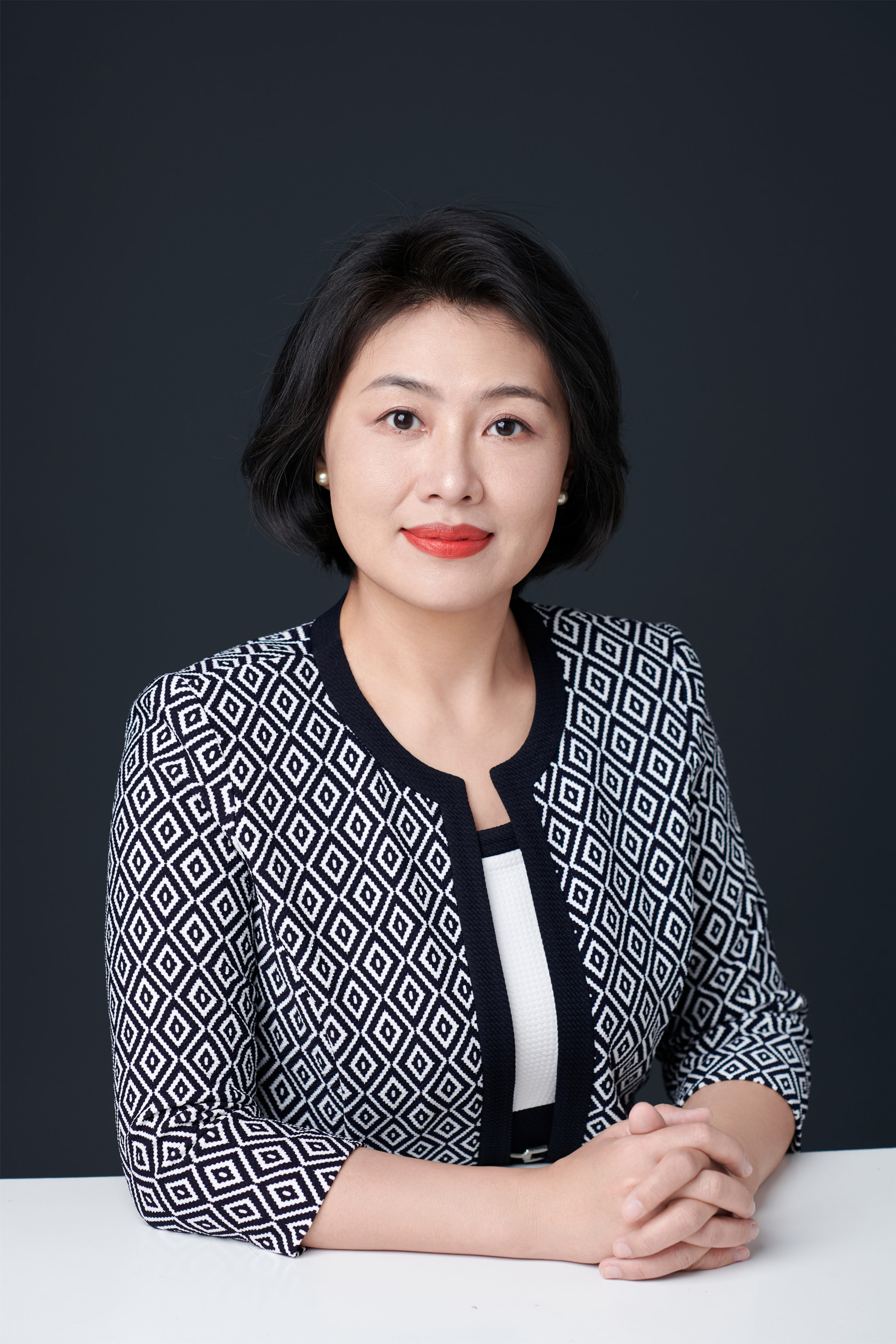 毛妮妮,女,现任<