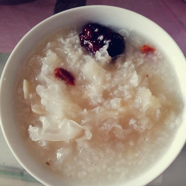  p>双米银耳粥是以大米20克,小米20克,水发 a target="_blank" href="