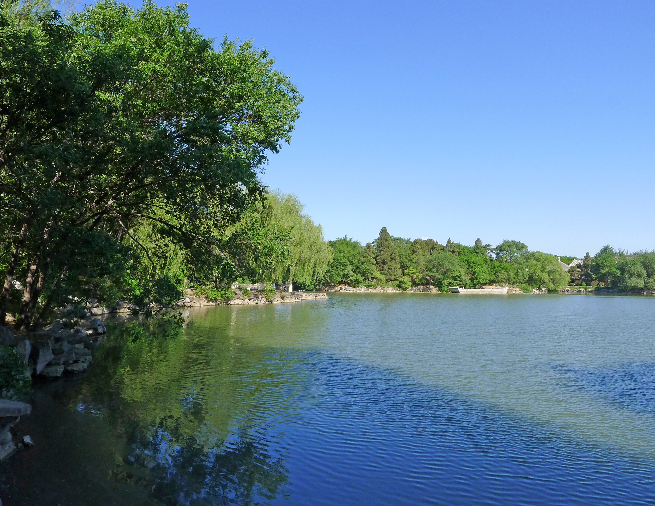  p>北京大学校园又称燕园,位于北京市西郊海淀镇东北部,与 a href="#"