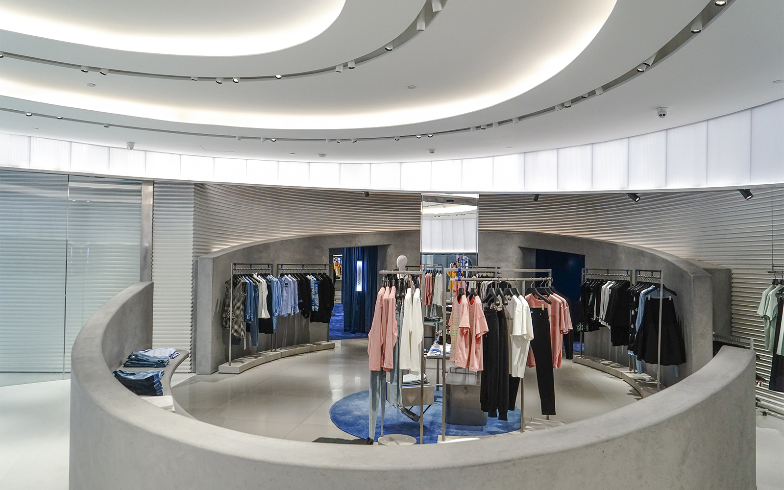 h的产品通过品牌旗舰店及官方网站在全球发售. /p>