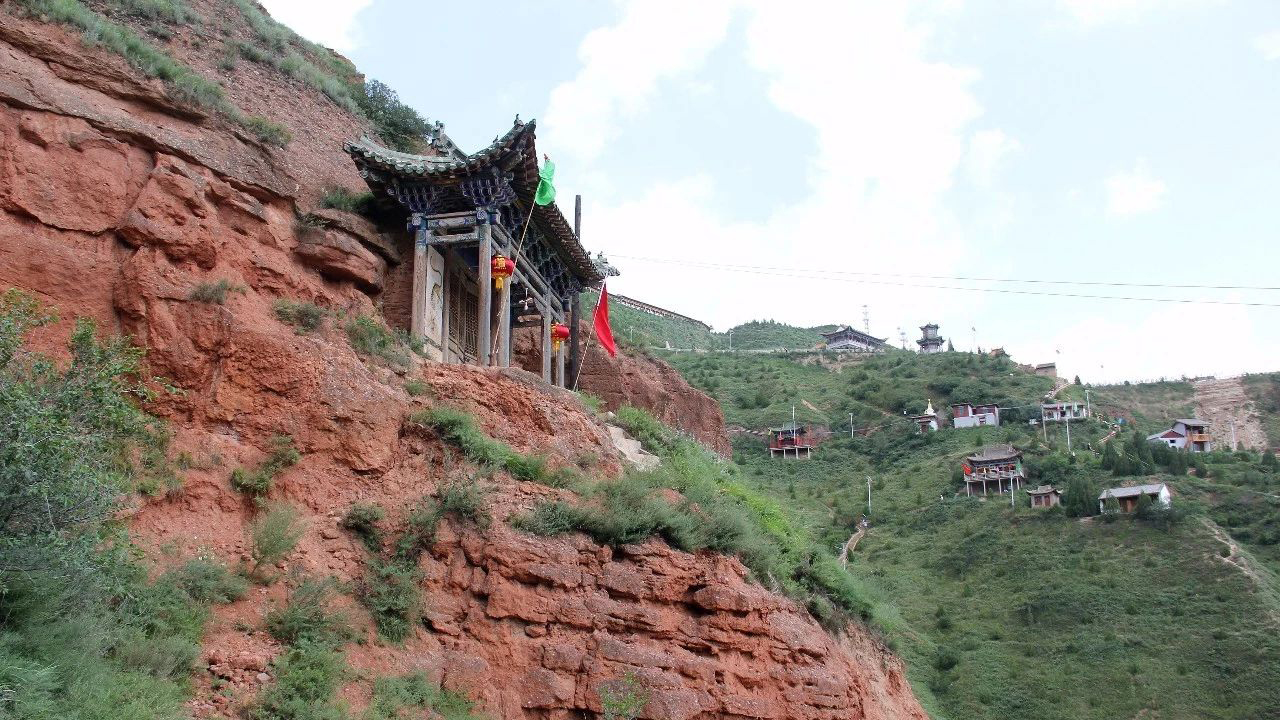  p data-id="gnbiog9kks">桃花山,位于甘肃省会宁县城城东南约有1公里