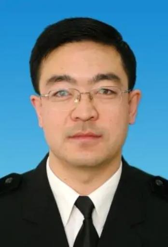 汉族,内蒙古凉城县人,中共党员,大学本科毕业,现任额济纳海关副关长