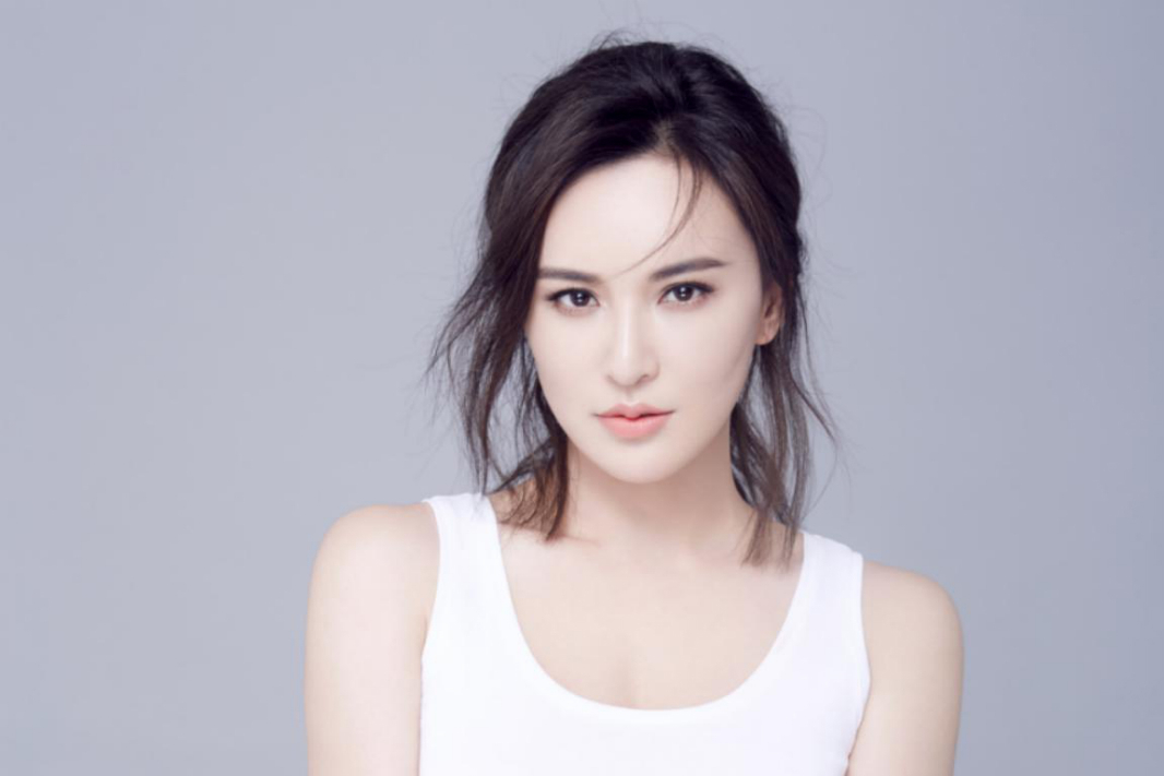  p>莫小奇(原名王萌萌,曾用名莫小棋,莫麒),1981年9月6日出生于中国