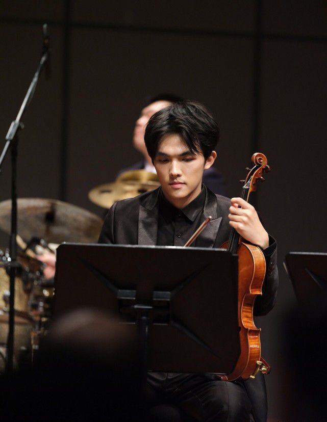  p data-id="sun6dm1ad9xv">李柄熹,1995年9月10日出生,小提琴手.