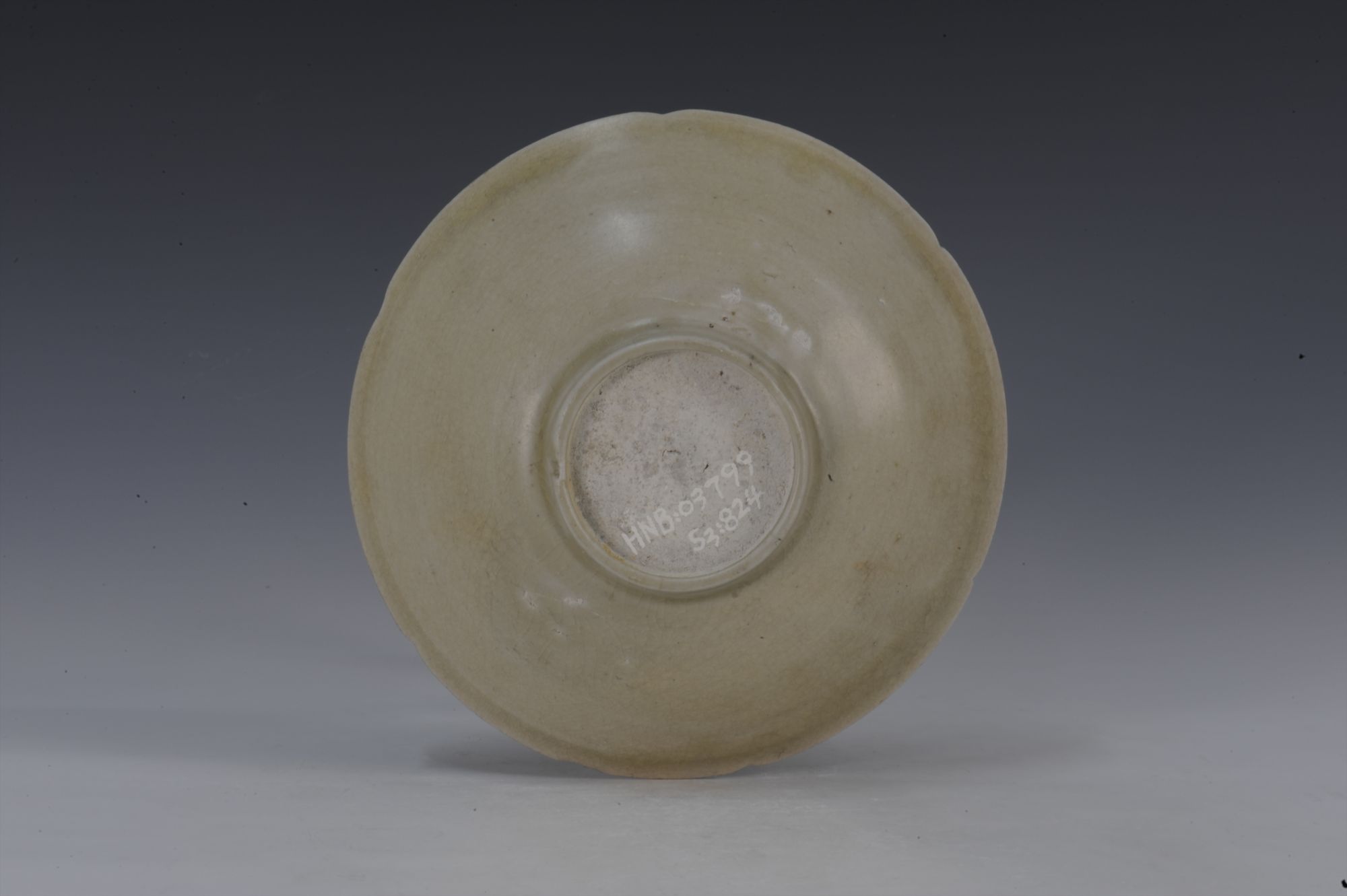 宋代青釉刻花葵口瓷碗