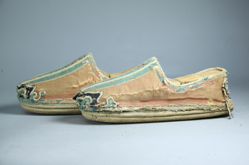 红色缎绿镶边云头履