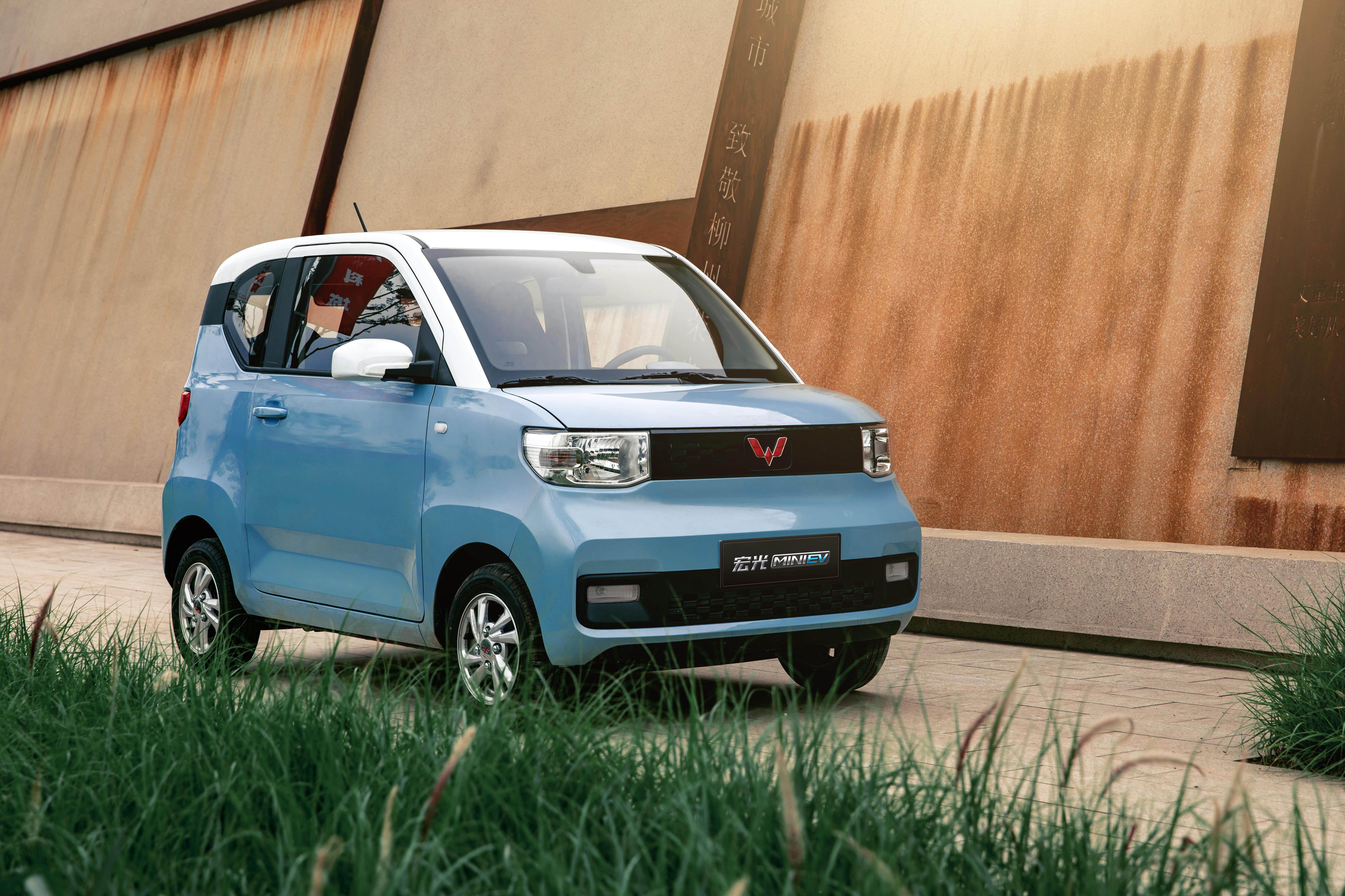  p>宏光miniev是上汽通用五菱旗下五菱品牌的首款四座新能源车,定位为
