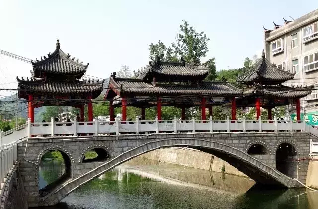  p>狮子庙镇,隶属于河南省洛阳市栾川县,地处 a target="_blank" href