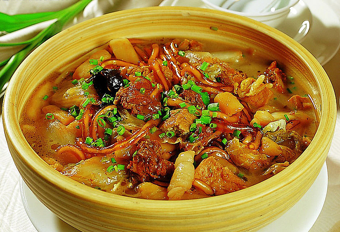  p>陕北大烩菜其荤素皆备,包罗万象,营养丰富,经济实惠,是陕北传统的