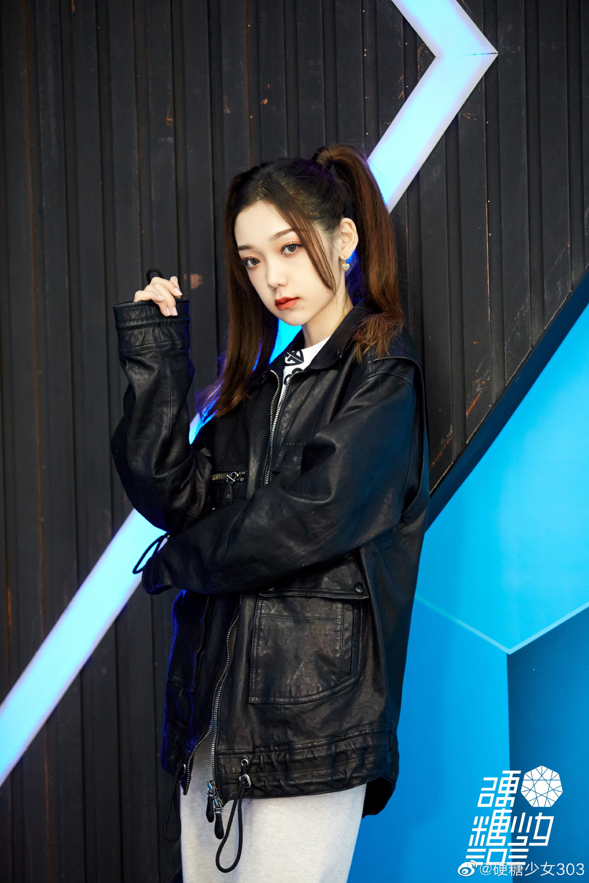 g),1998年7月31日出生于北京市,中国内地流行乐女歌手,女子演唱组合 a