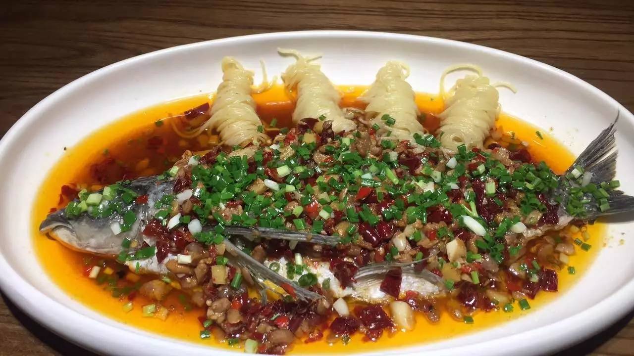  p>豆豉草鱼是一道菜品,主料为草鱼. /p>