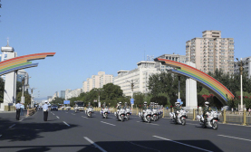 国家勋章和国家荣誉称号获得者由国宾护卫队护卫前往人民大会堂