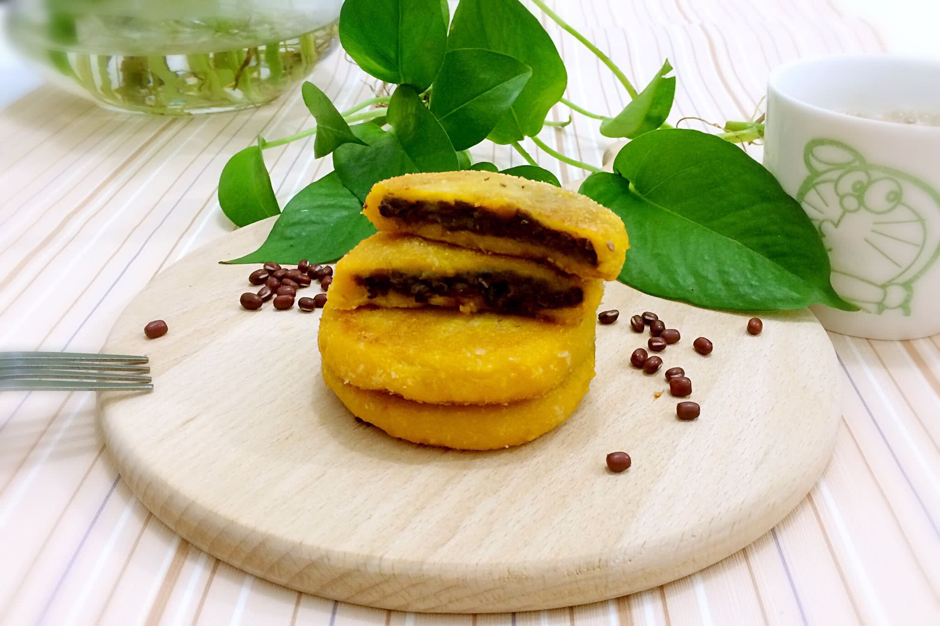  p>油煎红豆饼是一道家常小吃,主要食材是生粉,糯米粉,红豆. /p>