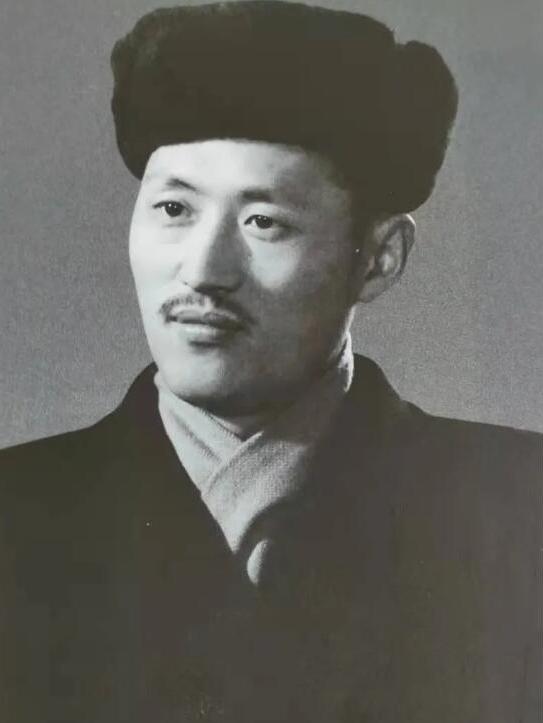  p>夏阳(1921年10月22日-2022年12月19日),笔名阳天,夏天,重庆长寿人.
