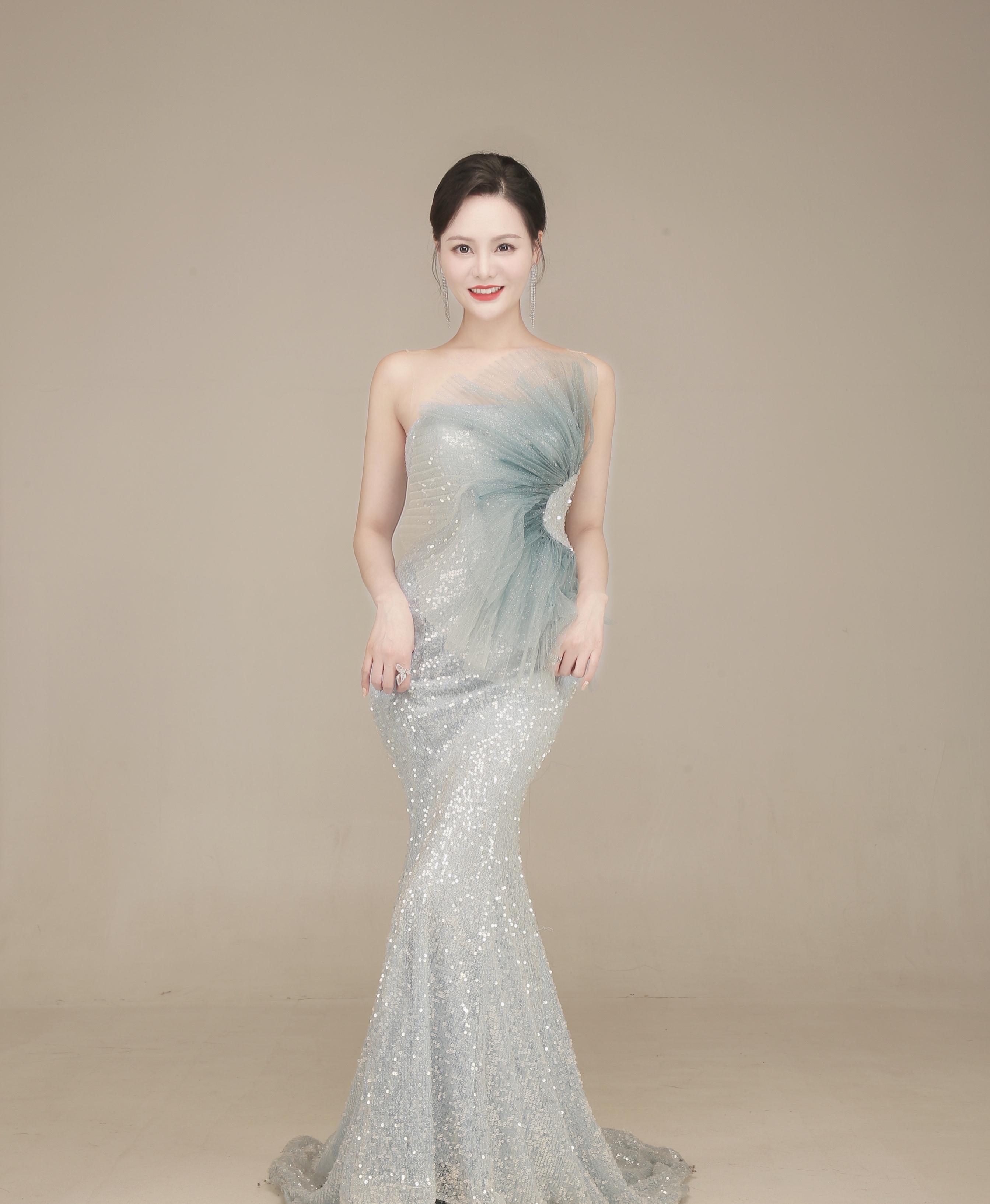 毛丽萍,女,血型b型,身高168cm,主持人,本科