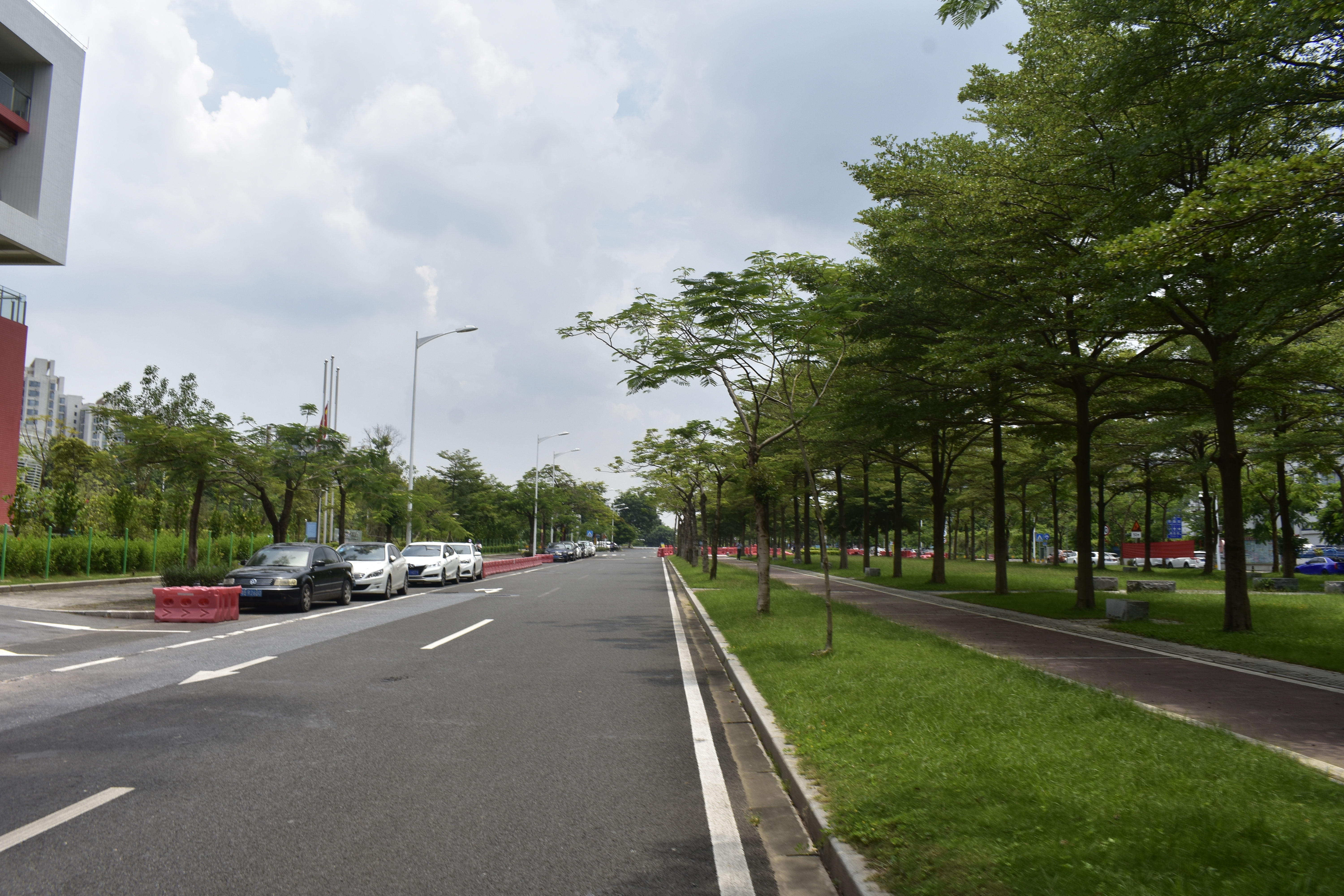  p>广州大学城,位于广东省广州市番禺区小谷围街道,城区分布在珠江