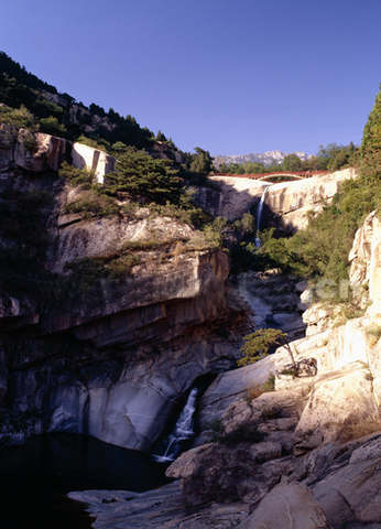  p>长寿桥位于山东泰安市 a target="_blank" href="/item/泰山/5447"