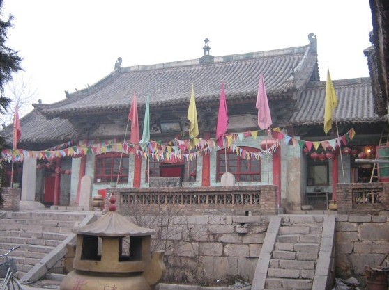 府君庙位于长治市东北10千米处的南垂村,创建年代不详.